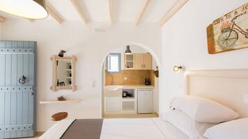 In-room safe, soundproofing, iron/ironing board, free WiFi