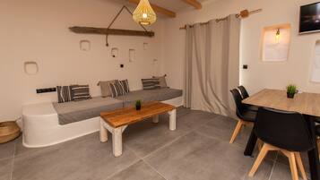 Deluxe House, 4 Bedrooms | Living area | Smart TV