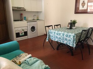 Basic Apartment, 2 Bedrooms | Private kitchen | Fridge, oven, stovetop, coffee/tea maker - Duomo (Florence)