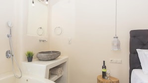 Deluxe Quadruple Room, 1 Bedroom | Bathroom - Ampelos Suites (Naxos)