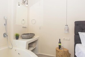 Deluxe Quadruple Room, 1 Bedroom | Bathroom | Shower, rainfall showerhead, free toiletries, hair dryer - Ampelos Suites (Naxos)
