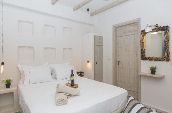 Egyptian cotton sheets, premium bedding, individually decorated - Ampelos Suites (Naxos)