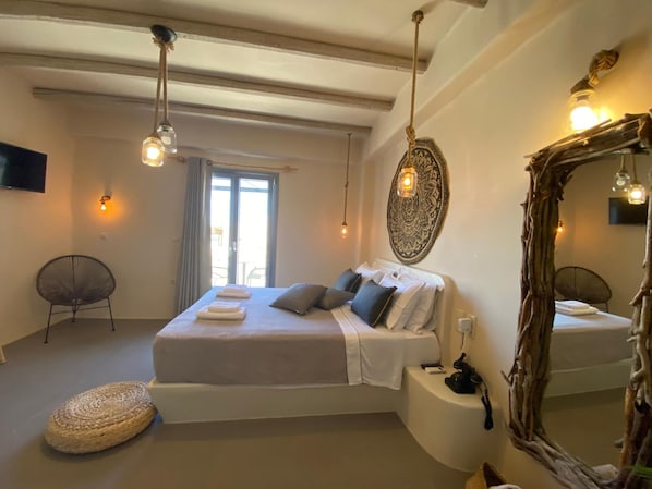 Egyptian cotton sheets, premium bedding, individually decorated - Ampelos Suites (Naxos)