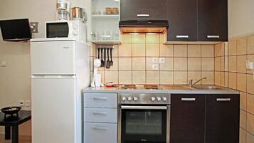 Apartment, 2 Bedrooms | Dapur peribadi | Peti sejuk, ketuhar gelombang mikro, ketuhar, dapur