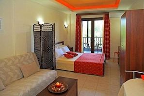 Studio | Bureau, systĂšme dâinsonorisation, fer et planche Ă repasser