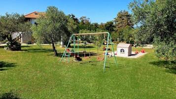 Kawasan main kanak-kanak – terbuka