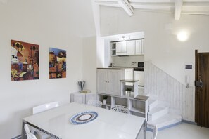 Apartamento básico, 3 quartos | Cozinha privada | Geladeira, micro-ondas, cooktop, cafeteira/chaleira