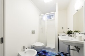 Basic-Apartment, 3 Schlafzimmer | Badezimmer | Dusche, kostenlose Toilettenartikel, Bidet, Handtücher