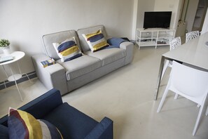Apartamento básico, 3 quartos | Área de estar | TV de tela plana