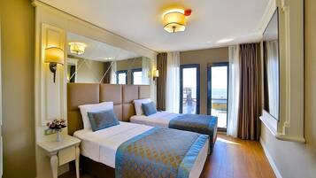 Camera Deluxe con letto matrimoniale o 2 letti singoli | Minibar, una cassaforte in camera, una scrivania, insonorizzazione