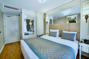 Egyptian cotton sheets, premium bedding, minibar, in-room safe - Paleria Hotel (Istanbul)