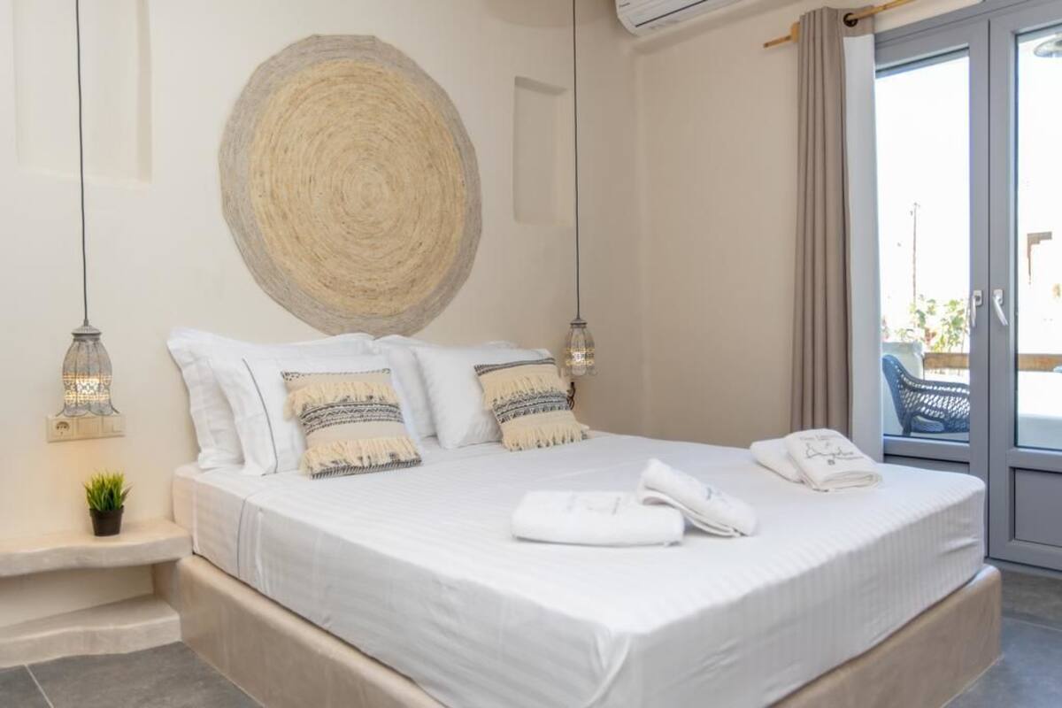 Deluxe Quadruple Room, 1 Bedroom | Soundproofing, WiFi (free), bed sheets