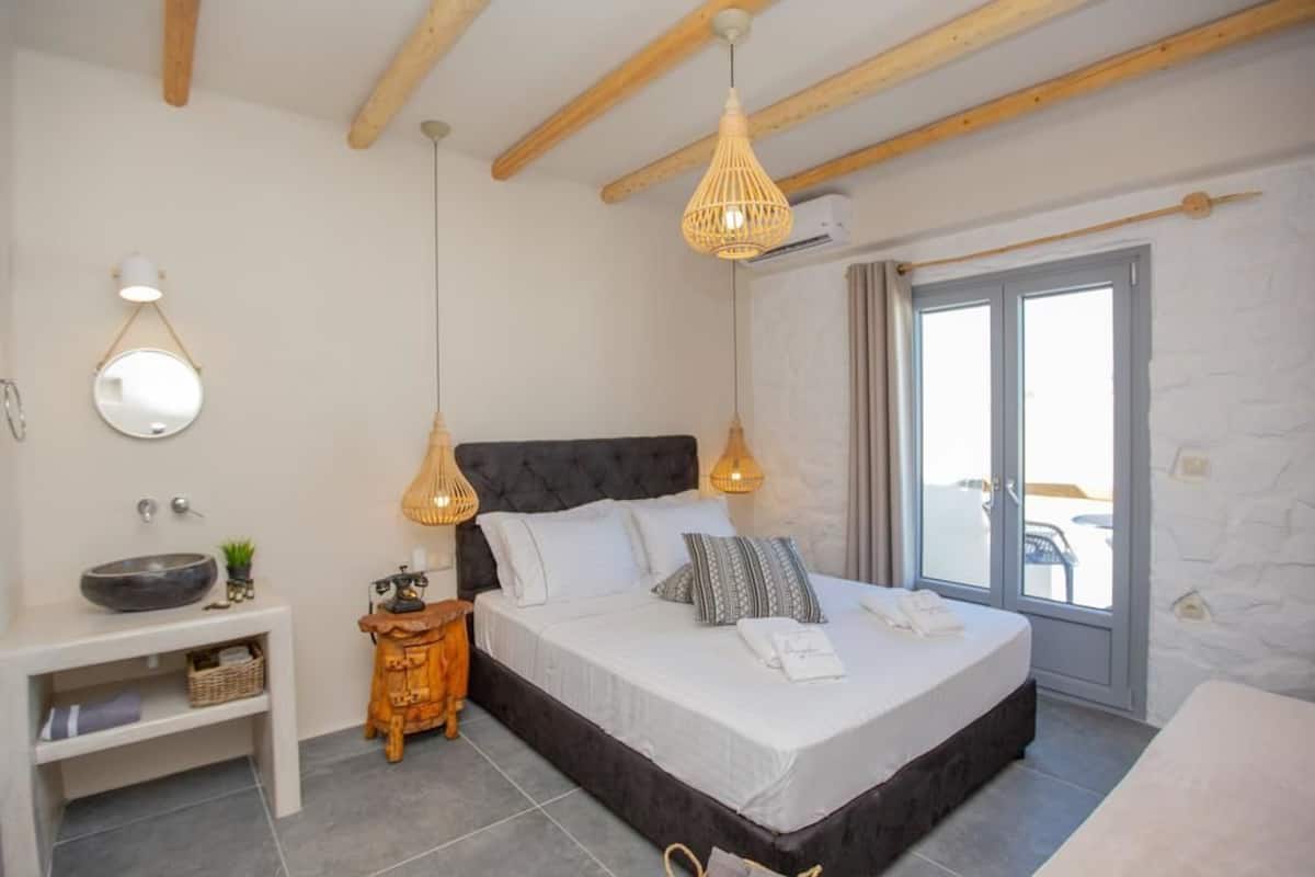Deluxe Apartment (for 3) | Soundproofing, WiFi (free), bed sheets