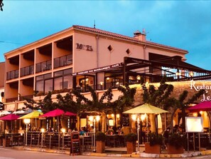 住宿正面 (夜晚)