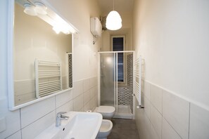 Basic-Apartment, 4 Schlafzimmer | Badezimmer