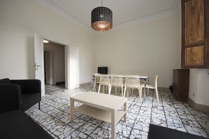 Basic-Apartment, 4 Schlafzimmer | Wohnbereich