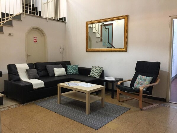 Basic-Apartment, 3 Schlafzimmer | Wohnbereich | Flachbildfernseher