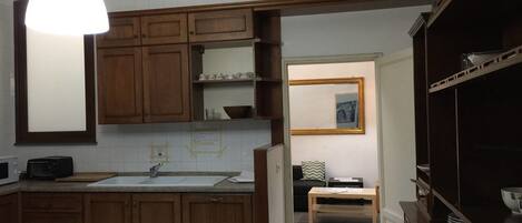 Departamento básico, 3 habitaciones | Cocina privada | Refrigerador, microondas, parrilla de estufa y cafetera y tetera