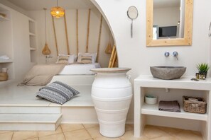 Deluxe Suite | Bathroom sink