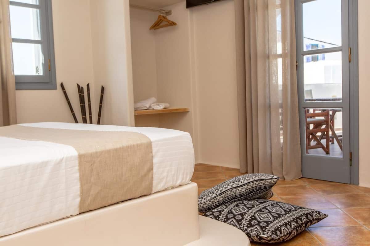 Deluxe Apartment | Hypo-allergenic bedding available, blackout drapes, soundproofing