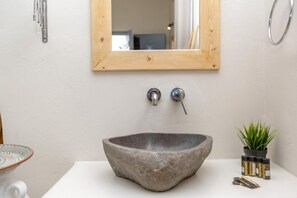 Deluxe suite | Badkamer | Een douche, een haardroger, badjassen, handdoeken