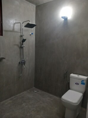 Shower, rainfall showerhead, free toiletries, towels - Shenya Villa (Bentota)