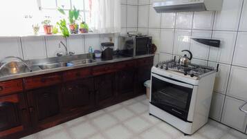 Casa familiar, 3 habitaciones | Cocina privada | Frigorífico, microondas, horno y placa de cocina