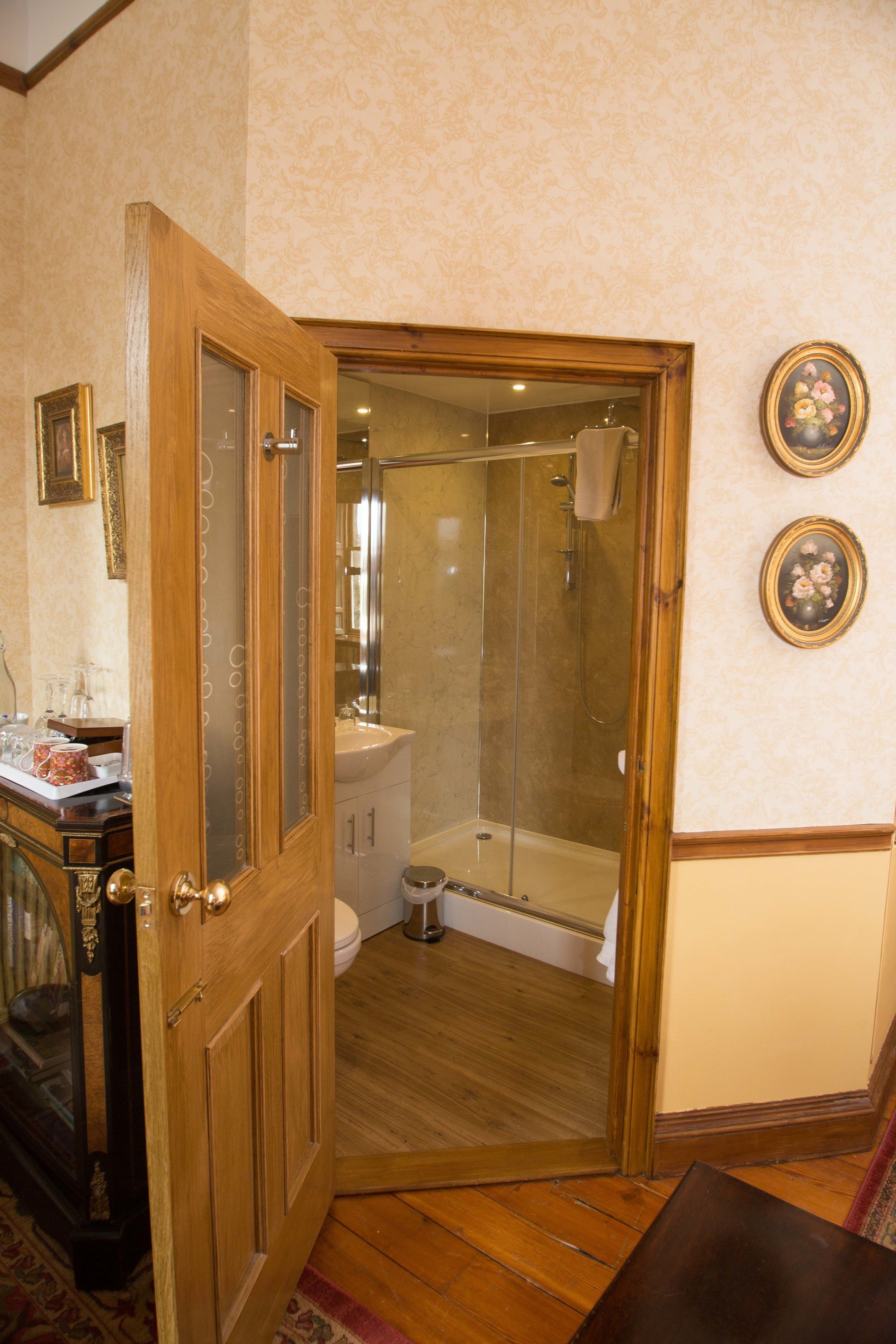 Deluxe Double or Twin Room, 1 Double or 2 Single Beds, Garden View | Bathroom | Free toiletries, towels