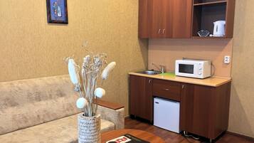 Suite | Private kitchenette | Shared fridge, microwave