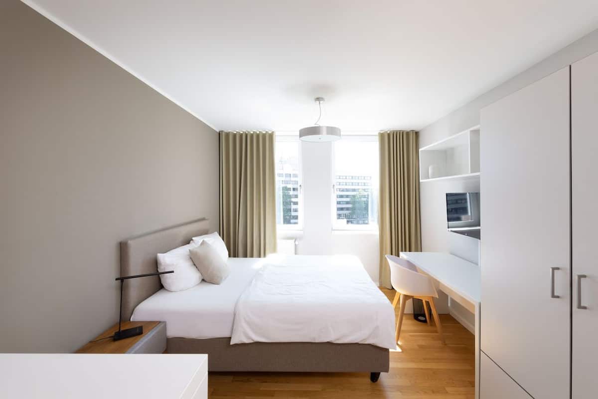 Apartment M - King bed | Bộ đồ giường kháng dị ứng, bàn, khu vực làm việc phù hợp cho laptop 