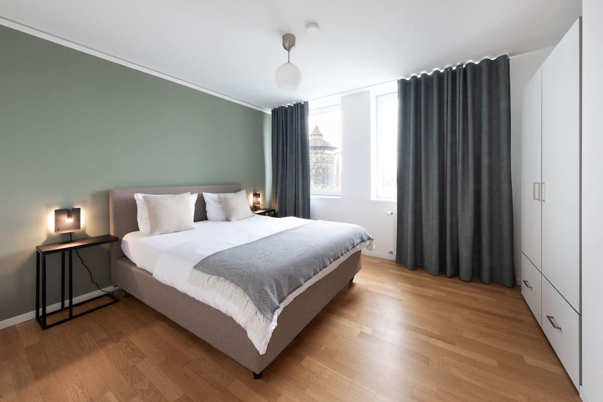Apartment XXL - Three Bedrooms | Bộ đồ giường kháng dị ứng, bàn, khu vực làm việc phù hợp cho laptop 