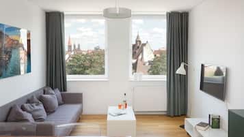 Fantastic Apartment | 高档床上用品、办公桌、笔记本电脑工作区、遮光窗帘