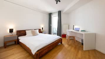 Apartment XXL - Three Bedrooms | Hypo-allergenic bedding, desk, laptop workspace, blackout drapes