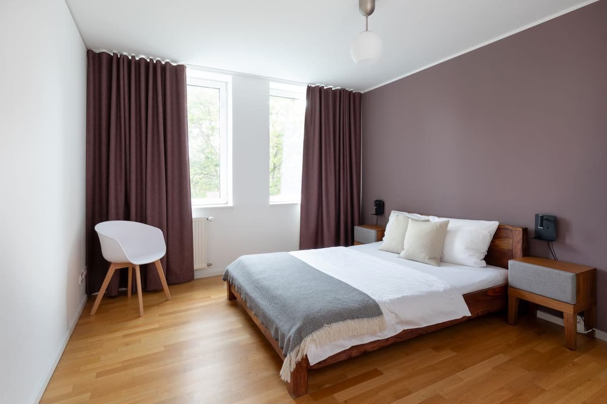 Apartment L - King bed and separate bedroom | Bộ đồ giường kháng dị ứng, bàn, khu vực làm việc phù hợp cho laptop 
