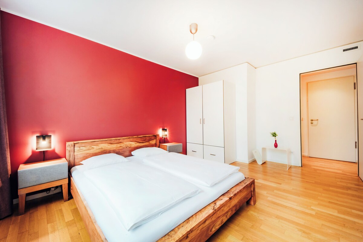 Apartment L - King bed and separate bedroom | Allergitestet sengetøy, skrivebord og skrivebord for bærbar PC