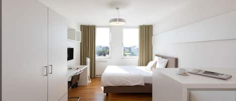 Cosy Apartment | Premium bedding, desk, laptop workspace, blackout curtains