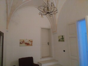 Appartement luxueux, 1 chambre | Aire de séjour | Téléviseur connecté