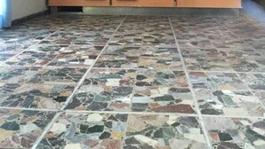 A kitchen with a tiled floor, a countertop, and cabinets. - Hostel Bella Rimini (Rimini)