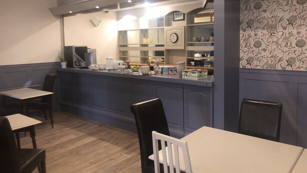 A restaurant with a counter, chairs, and tables. - Aberdour Guest House (Dumfries)