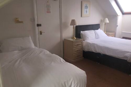 Family Room (2 Adults 2 Children)