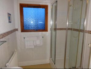 Shower, towels - Aberdour Guest House (Dumfries)