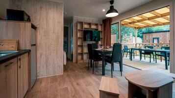 Luxury Mobile Home, 3 Bedrooms (Lodge Nature Luxe) | Living area | 48-cm TV with digital channels, table tennis
