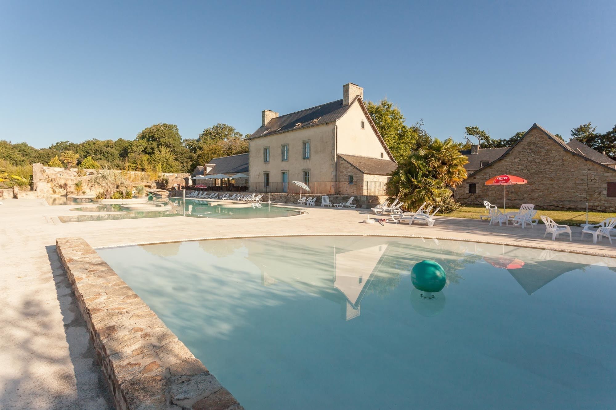2 piscines extérieures, parasols de plage, chaises longues
