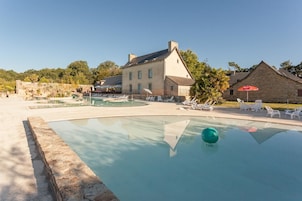 2 piscinas al aire libre, sombrillas, sillones reclinables de piscina