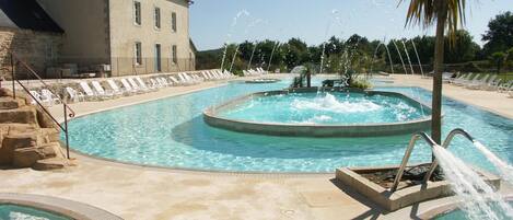 2 piscinas externas, guarda-sóis, espreguiçadeiras