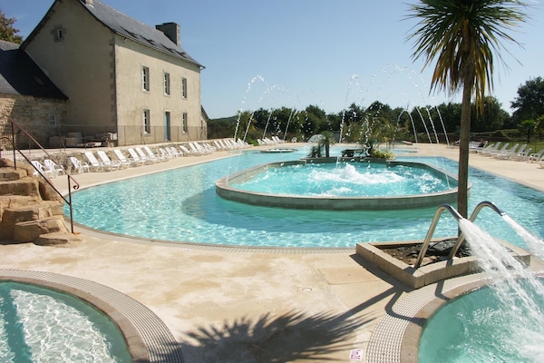 2 outdoor pools, pool umbrellas, pool loungers