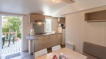 Mobile Home, 2 Bedrooms (Privilège ) | Private kitchen | Full-sized fridge, microwave, stovetop, electric kettle