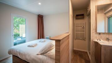 Luxury Mobile Home, 3 Bedrooms (Lodge Nature Luxe) | Cribs/infant beds, WiFi