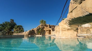 2 piscine all'aperto, ombrelloni da piscina, lettini