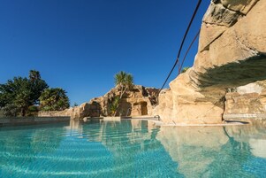 2 piscinas externas, guarda-sóis, espreguiçadeiras